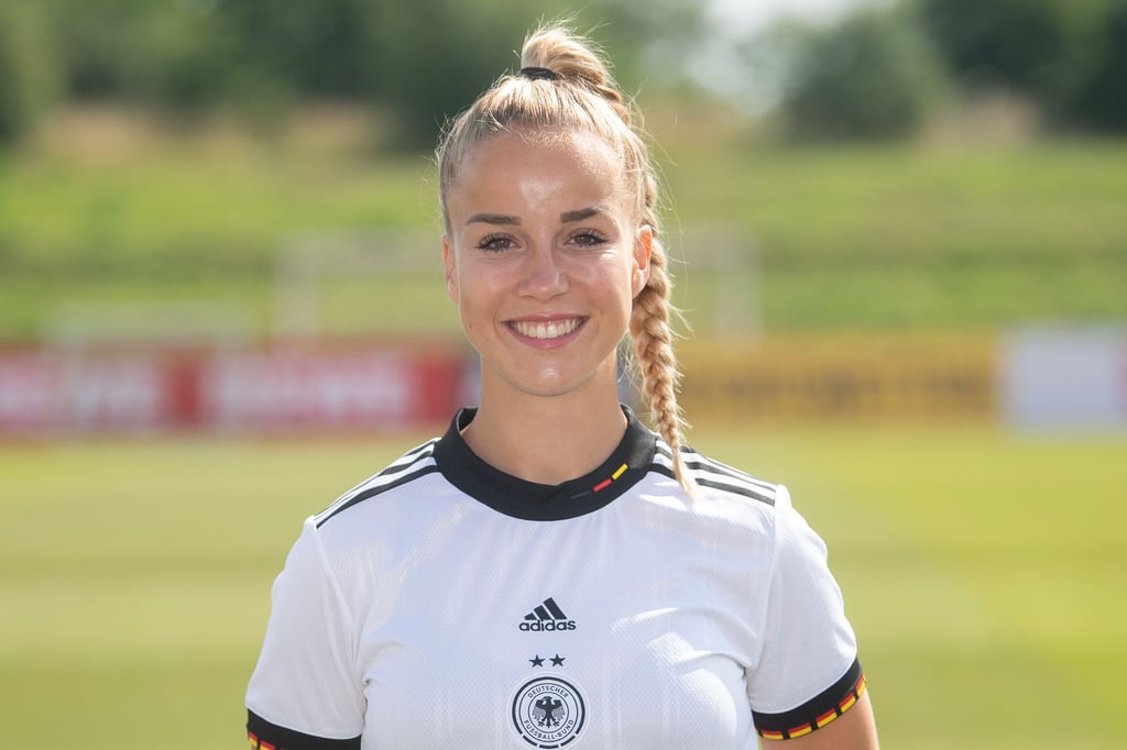 Nationalspielerin Giulia Gwinn trifft zum Bundesliga-Auftakt mit dem FC Bayern auf Eintracht Frankfurt.