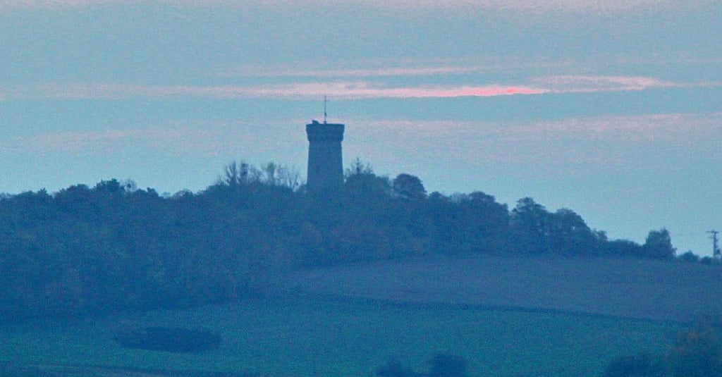 Hinter dem Bismarckturm von Calbe aus betrachtet sollen in Zukunft Solarzellen aus Sonnenlicht Strom erzeugen.