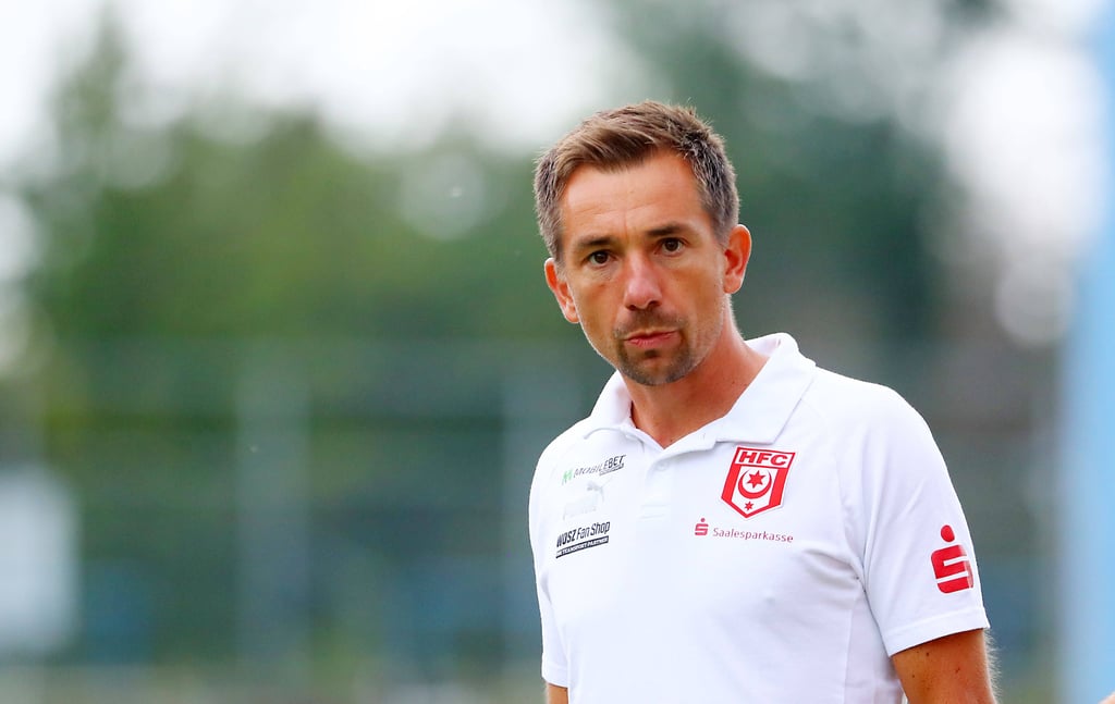 HFC-Trainer André Meyer lässt seine Reservespieler in Ammendorf Spielpraxis sammeln.