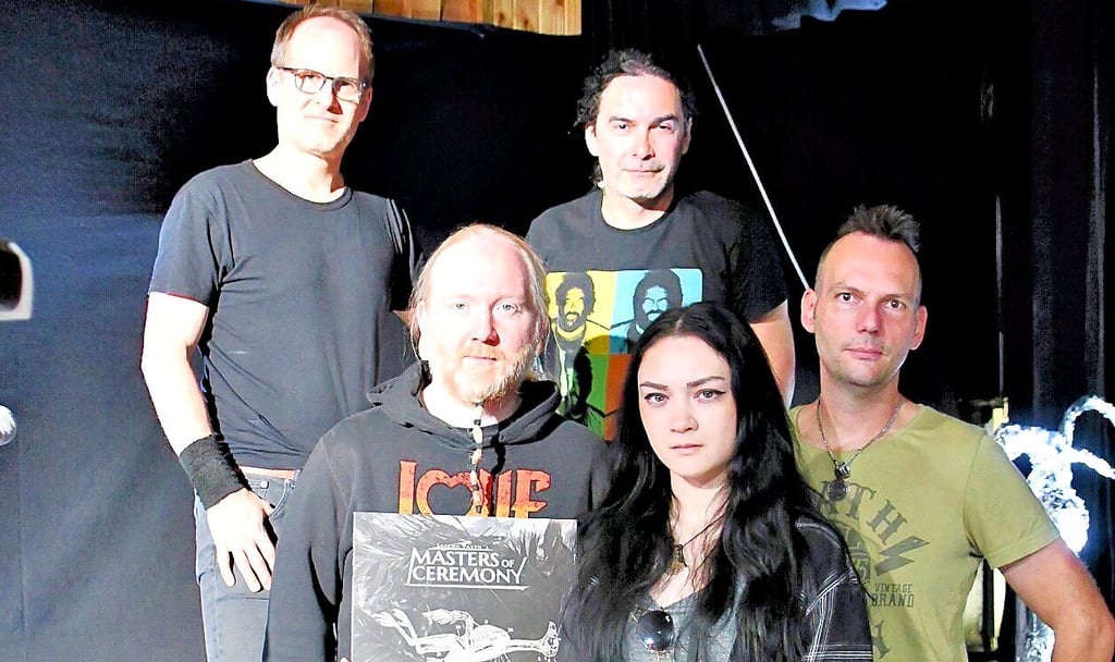 Seit 2019 gemeinsam am Start - die Band Sascha Paeth’s Masters Of Ceremony: Sängerin Adrienne Cowan (Seven Spires, Avantasia), Schlagzeuger Felix Bohnke (Edguy), Bassist André Neygenfind, Keyboarder Corvin Bahn (Uli Jon Roth) und Gitarrist und Produzent Sascha Peath (Avantasia).