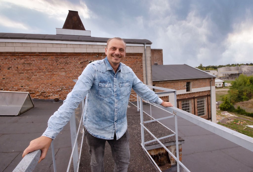 Sebastian Nicolai freut sich über das neue Dach der Brikettfabrik. Ein Meilenstein in der Entwicklung zu einem Museum von europäischer Bedeutung.
