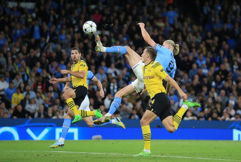 Erling Haaland (M) von Manchester City schießt das vielgefeierte Tor zum 2:1 gegen Borussia Dortmund.