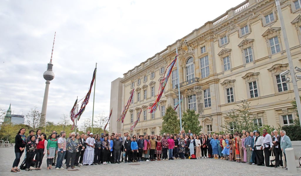 Vor Beginn einer Pressekonferenz vor der letzten Teileröffnung des Humboldt Forums stellen sich alle Kuratoren zu einem Gruppenbild zusammen.