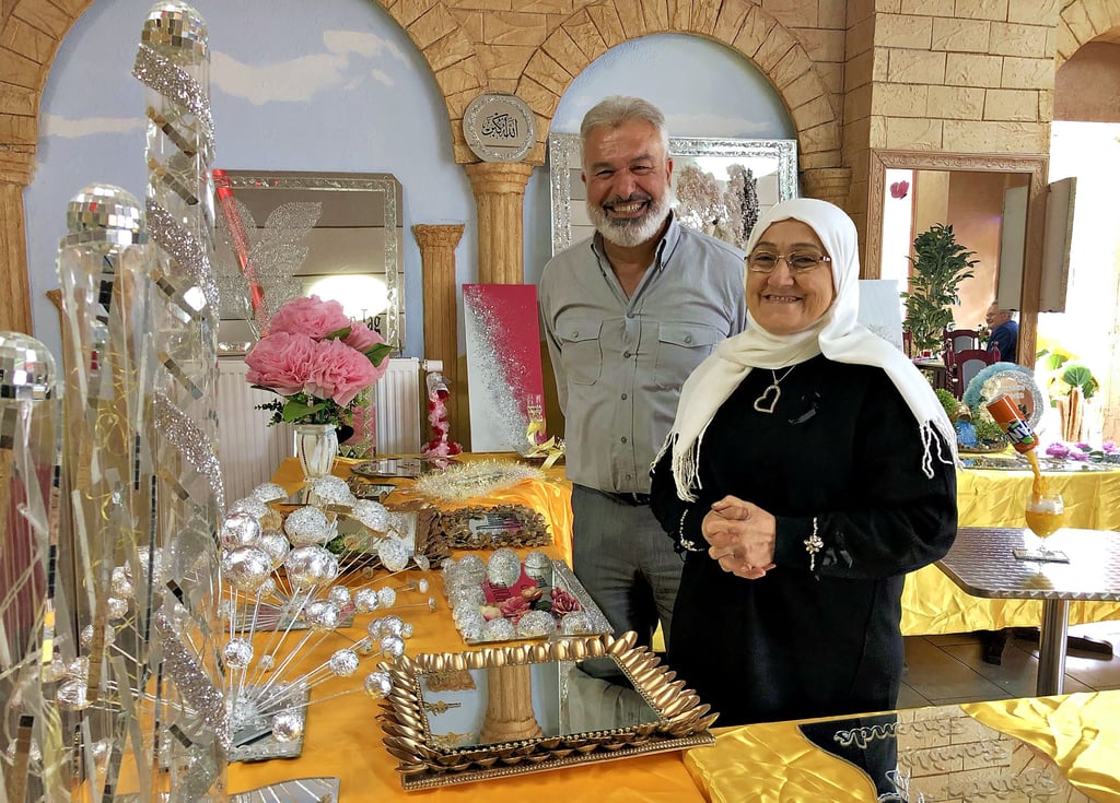 Zinab Kadri Alo präsentiert ihre erste Ausstellung im Restaurant „Palmyra“ in Dessau von Ali Mazin.