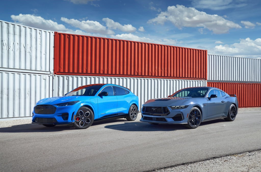 Die siebte Generation des Mustangs behält den klassischen V8-Motor (rechts).