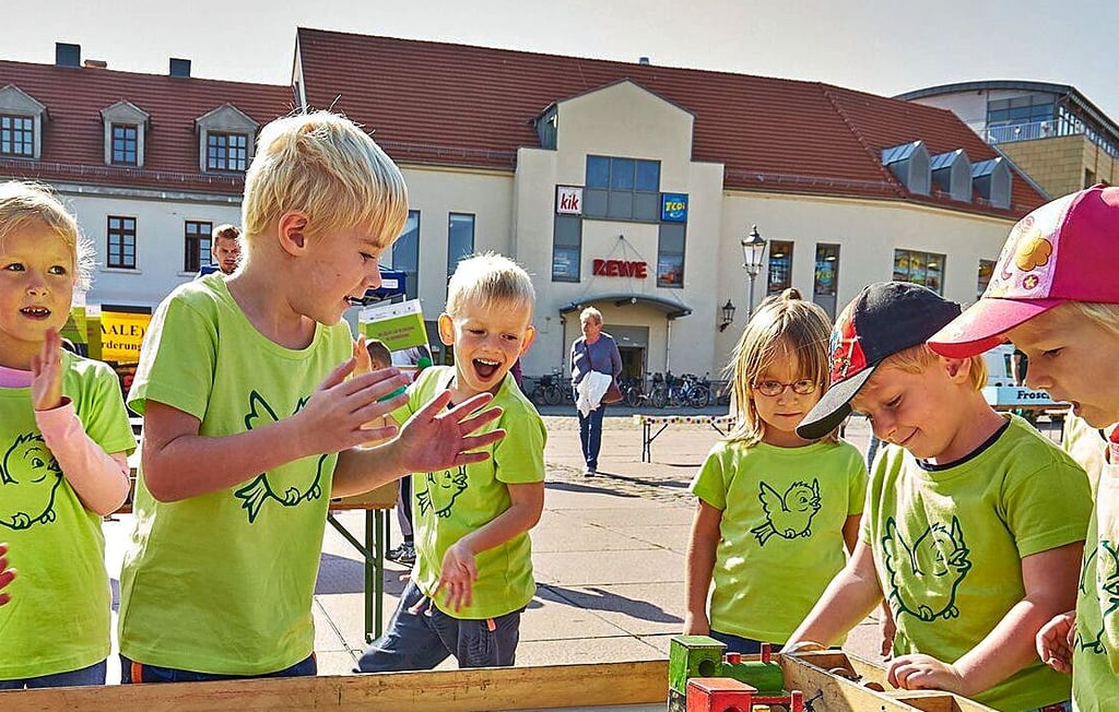 Zum Rennen mit Holzlokomotiven sind Kinder im Jahr 2019 beim Weltkindertag auf dem Karlsplatz angetreten.