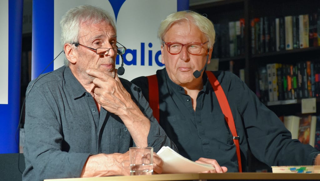 Schauspieler, TV-Legende und DDR-„Häuptling“ Gojko Mitić (l.) und Autor Eberhard Görner lesen gemeinsam in Halles Thalia-Buchhandlung.