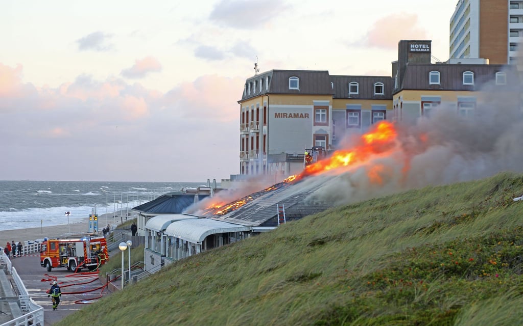 Rauch und Flammen: Feuerwehrleute im Einsatz bei der Brandbekämpfung.