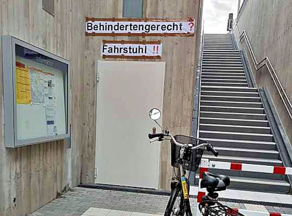 Der neue Haltepunkt in Meinsdorf ist nicht barrierefrei. Schon vor der offiziellen Übergabe Ende August hatten Meinsdorfer ihrem Unmut mit Plakaten Luft gemacht.