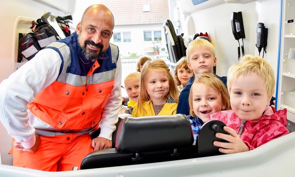 Einen aufregenden Vormittag erlebten die Mädchen und Jungen der Kita Purnitzrabauken in Lockstedt, als ihnen Notfallsanitäter Oliver Ast mit dem Rettungswagen einen Besuch abstattete.