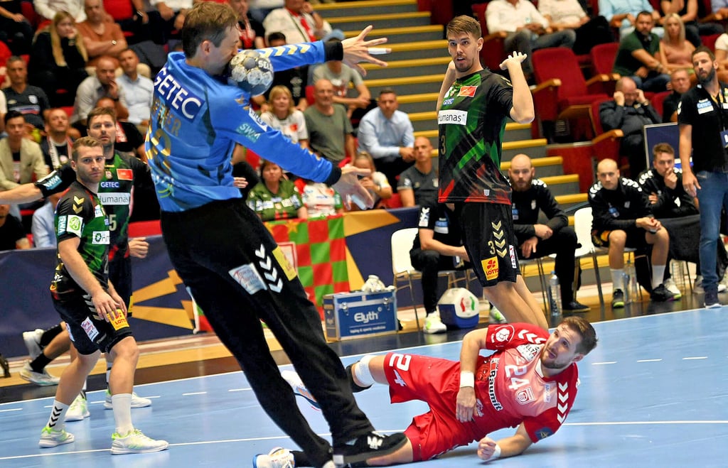Nikola Portner legte im SCM-Tor 15 Paraden hin. Hier pariert der Schweizer gegen Andrei Negru sogar mit dem Kopf.