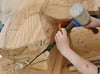 An den Schnitzschulen erlernt der Nachwuchs nach wie vor das Handwerk mit Klöpfel und Bildhauereisen.