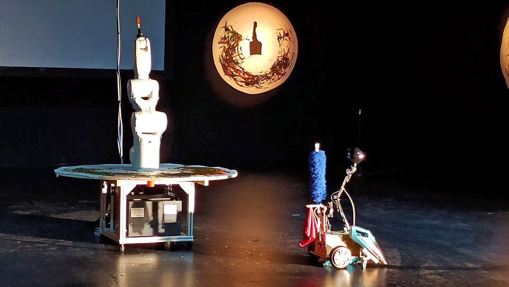 Arka (links) und Putzini sind die Protagonisten im Stück „Nessun Dorma“, das einzig von Robotern dargestellt wird.