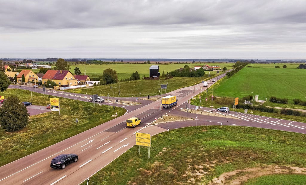 Die Kreuzung bei Bergwitz an der B 100 aus der Luft: Hier soll voraussichtlich im Frühjahr 2023 mit dem Bau eines Kreisverkehrs begonnen werden.