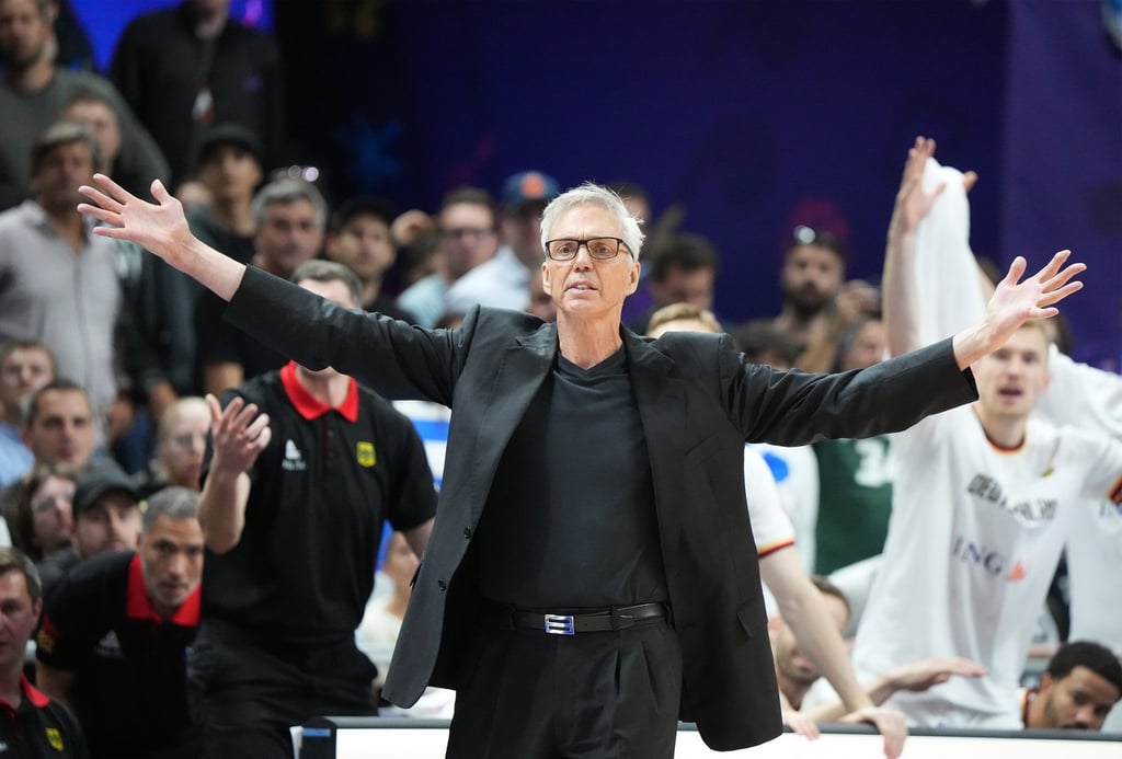 Deutschlands Trainer Gordon Herbert breitet die Arme aus.