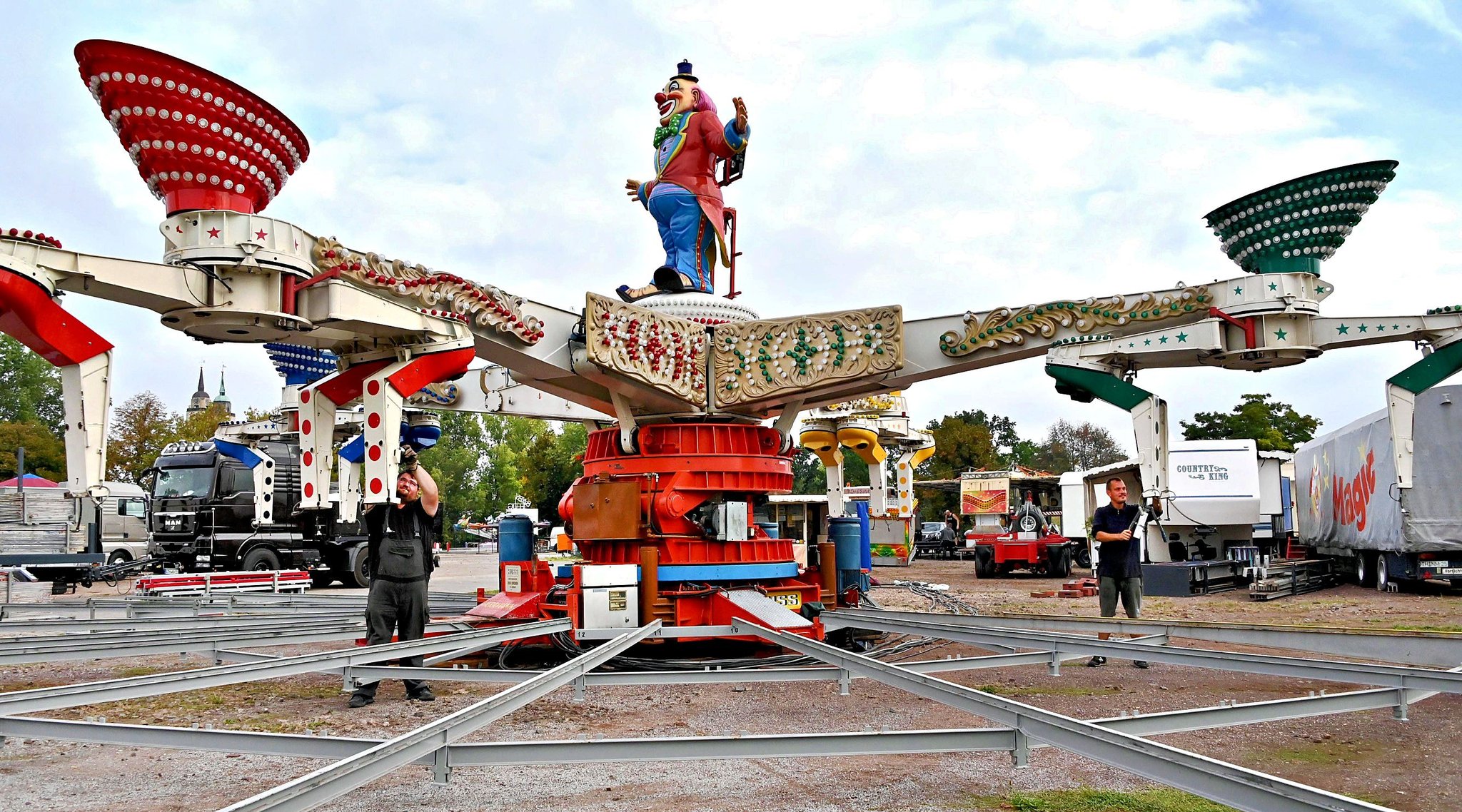 Aufbau Herbstmesse Das älteste Volksfest in Magdeburg ist zurück
