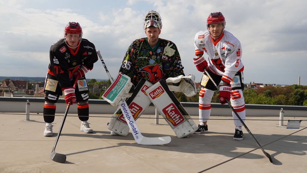 Die Saale Bulls wollen hoch hinaus: Drei Eishockey-Bullen in 22 Metern Höhe.