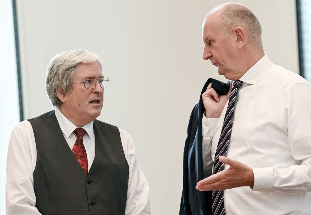 Jörg Steinbach (l, SPD), Wirtschaftsminister in Brandenburg, und Ministerpräsident Dietmar Woidke (SPD).