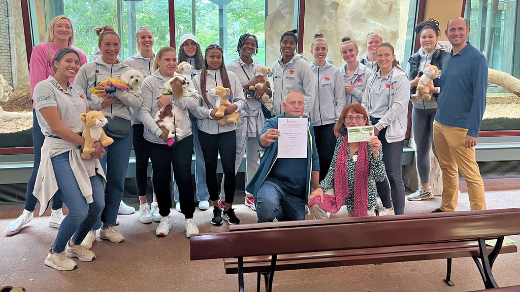 Die Mannschaft des Gisa Lions MBC besucht den im Zoo in Halle.