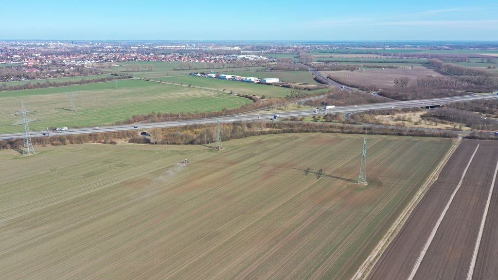 Das unmittelbar an der A 14 gelegene Intel-Bauland am Stadtrand von Magdeburg.