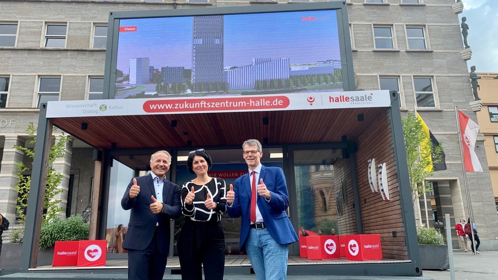 Daumen hoch für Halle (von links): Stadtmarketin-Chef Mark Lange, Sabine Odparlik (Leiterin Dienstleistungszentrum für Wirtschaft und Digitalisierung) und Bürgermeister Egbert Geier.