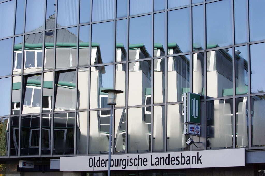 Die Fassade eines Nachbargebäudes spiegelt sich in der Glasfront der Oldenburgischen Landesbank.