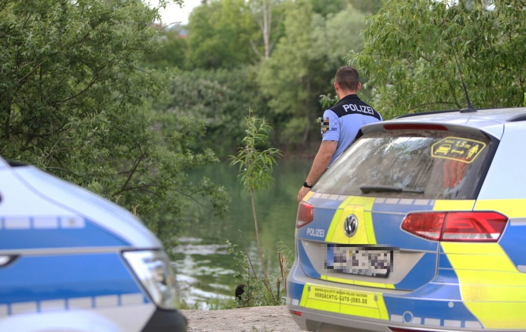 Polizeifahrzeuge an einem Gewässer: Auf der Weser in Bremen ist es am Mittwoch zu einem tödlichen Unfall gekommen.