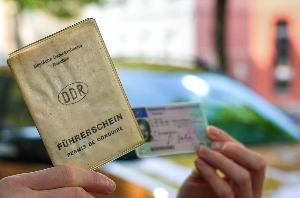 Die alten Fahrerlaubnisse sind noch gültig, sollen aber nach und nach in den Europäischen Führerschein im Scheckkartenformat umgetauscht werden. Ein Schönebecker wollte genau das tun, doch stand er trotz Bestätigung vor verschlossener Tür. Foto: dpa