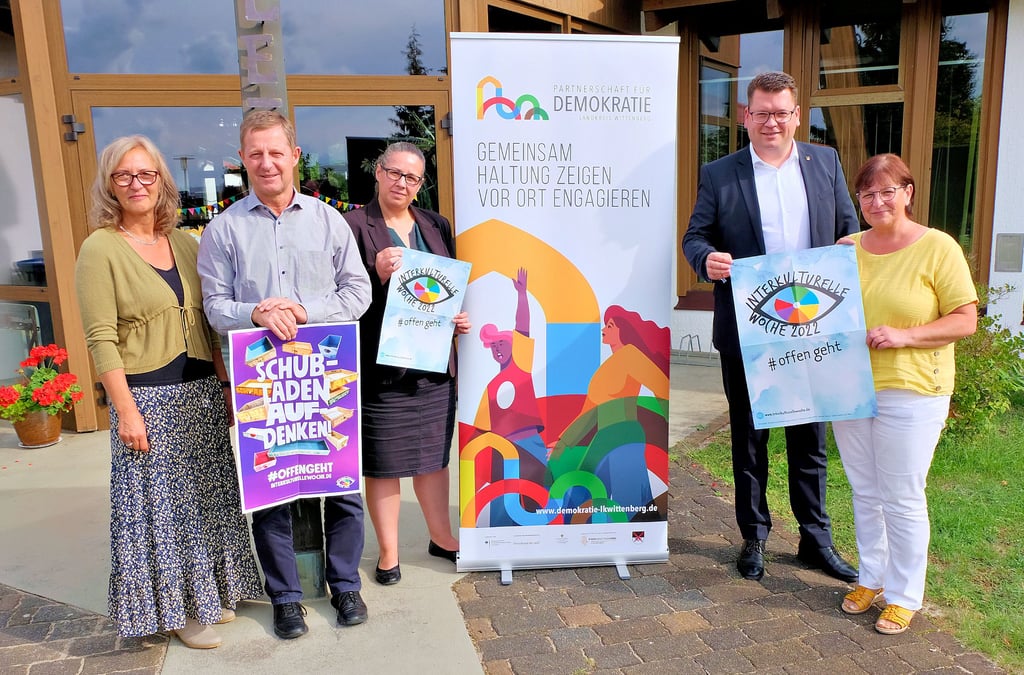 Schulleiterin Yvonne Höhne, Bürgermeister Peter Müller, Melanie Engler, Leiterin der Gedenkstätte KZ Lichtenburg, Landrat Christian Tylsch und Annette Steinkopf, Leiterin der Koordinationsstelle Migration im Landkreis (von links), freuen sich auf die Interkulturellen Wochen.