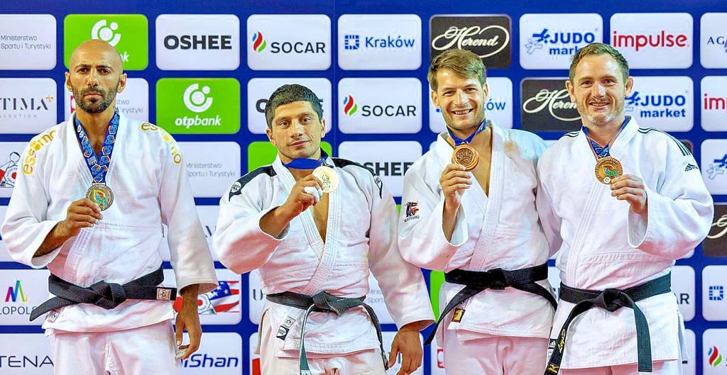 Jakob Schiek (2.v.r.), Trainer in der Judo-Abteilung der SG Friesen Naumburg, war jetzt als Aktiver erstmals auf internationaler Bühne erfolgreich: Bei der sogenannten Veteranen-WM im polnischen Krakau ist er Dritter seiner Gewichtsklasse geworden.
