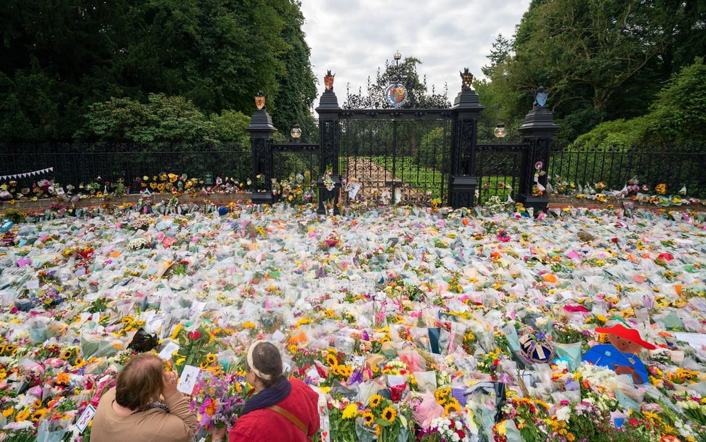 Blumen liegen nach dem Tod von König Elizabeth II. vor den Toren von Sandringham House.