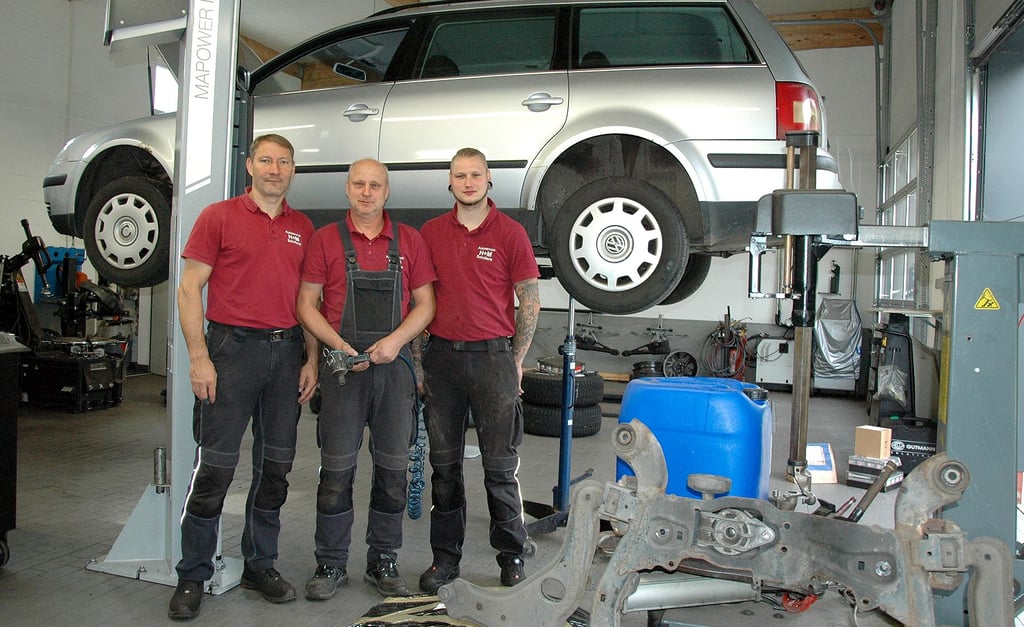 Seit dem Sommer haben sich Mirko Grohs und Hardy Dörre, die Inhaber vom Schollener H+M-Autoservice, personell verstärkt: Nun arbeitet auch Lucas Radler mit im Team (von links).