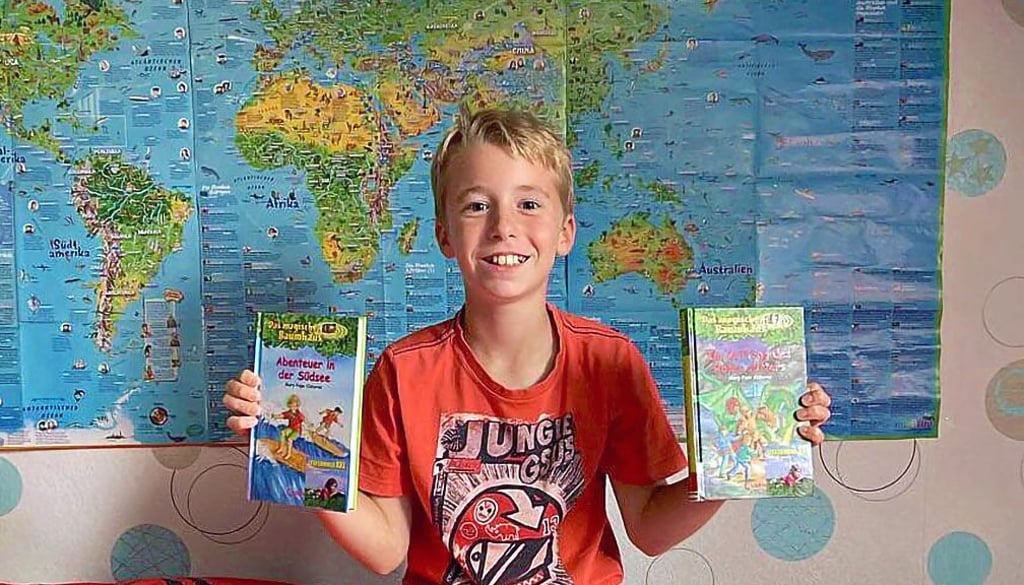 Lysander Beer liest am liebsten auf seinem Bett im Kinderzimmer.