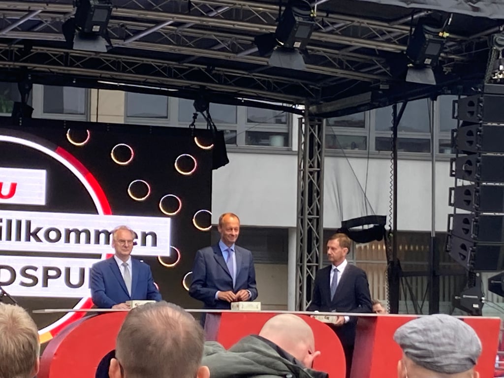 Haseloff, Merz und Kretschmer auf dem Wahlkampfabschluss der CDU zur Bundestagswahl 2021 am 24.9. auf dem Salzgrafenplatz in Halle.