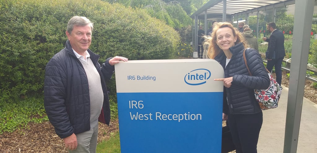 Magdeburgs Oberbürgermeister Lutz Trümper und die Wirtschaftsbeigeordnete Sandra Yvonne Stieger im Mai 2022 zu Besuch bei Intel in Irland. Für Trümper als Stadtoberhaupt war es eine seiner letzten Dienstreisen, bevor er Ende Juni in den Ruhestand ging.