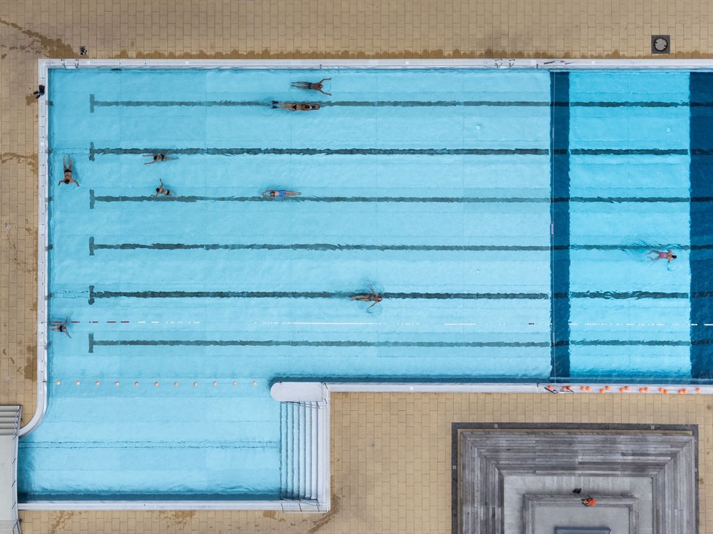 In den vier städtischen Schwimmbädern in Göttingen können künftig an jedem Tag alle Besucher und Besucherinnen mit nacktem Oberkörper schwimmen gehen.