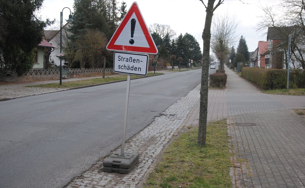 Die gepflasterte Gosse an der westlichen Seite der vielbefahrenen Bandauer Ortsdurchfahrt ist sehr schlecht zu reinigen. Zudem wachsen an manchen Stellen Hecken zwischen Gehweg und Straße, so dass die Reinigung direkt auf der Fahrbahn erfolgen muss.