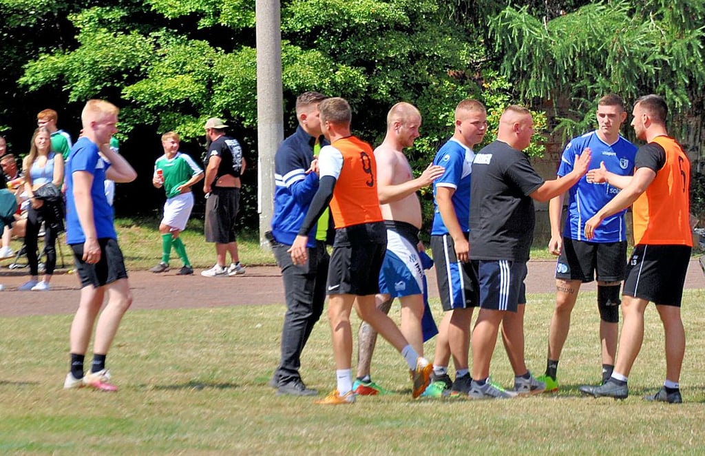 24 Teams von Freizeitkickern haben sich an dem Kleinfeld-Fußballtrurnier auf dem Gelände vom PSV Burg in diesem Sommer beteiligt. Die Rivalität auf dem Platz war nach den Partien schnell vergessen.