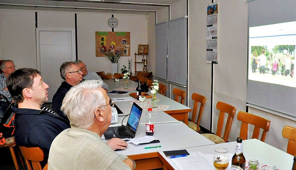 Thilo Voigt (links) stellte im Januar beim ersten Vereinsstammtisch einen Entwurf des Vereinsportals vor.
