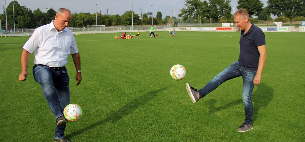 Einstimmung aufs Benefizspiel: Die Organisatoren Wolfgang Dommes (ESV, links) und Dirk Weinrich (Stiftung Mitteldeutsche Kinderkrebsforschung) spielen sich nach dem jüngsten Planungsgespräch auf dem Eilsleber Sportplatz ein paar Bälle zu. Am Mittwoch spielt hier der FCM.