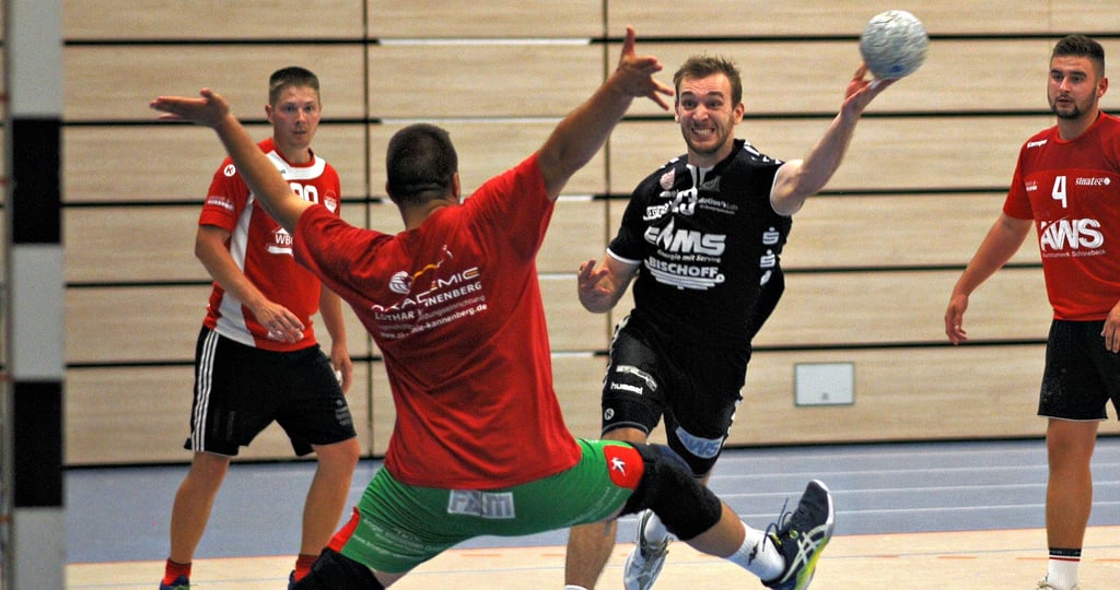 Erstmals vor heimischer Kulisse ist Rot-Weiss Staßfurt um Jens Osterloh (rechts) in der Mitteldeutschen Oberliga gegen die SG Pirna/Heidenau gefordert.