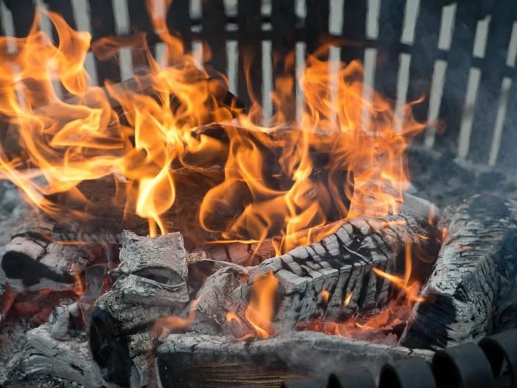Symbolfoto - Eine Feuerschale im Haus aufstellen, ist keine gute Idee.