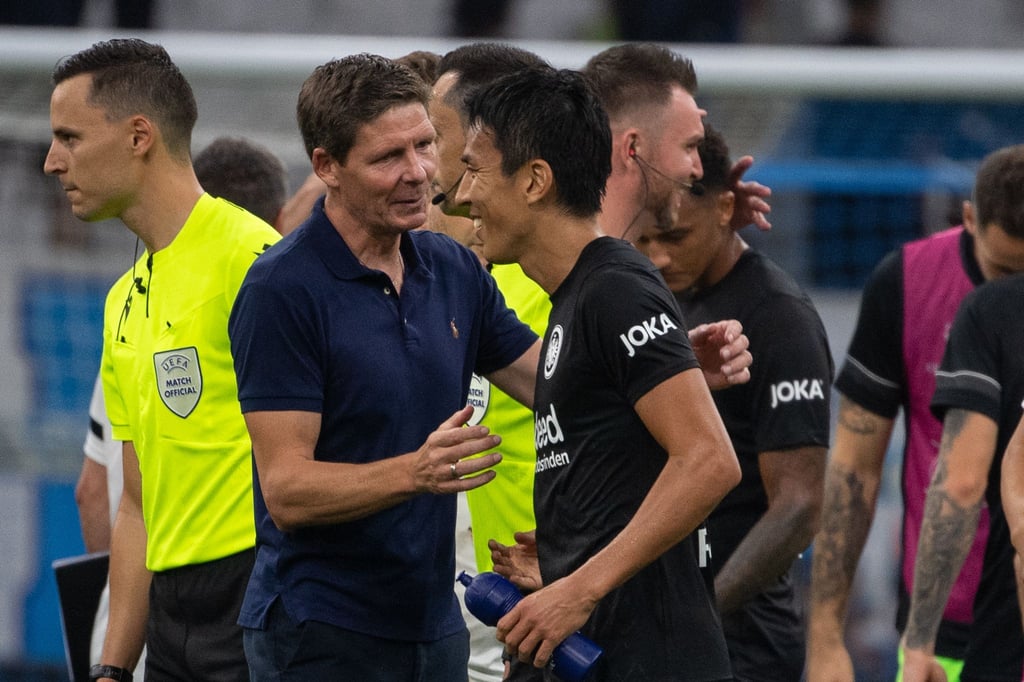 Frankfurts Trainer Oliver Glasner (l) spricht mit Abwehrchef Makoto Hasebe.