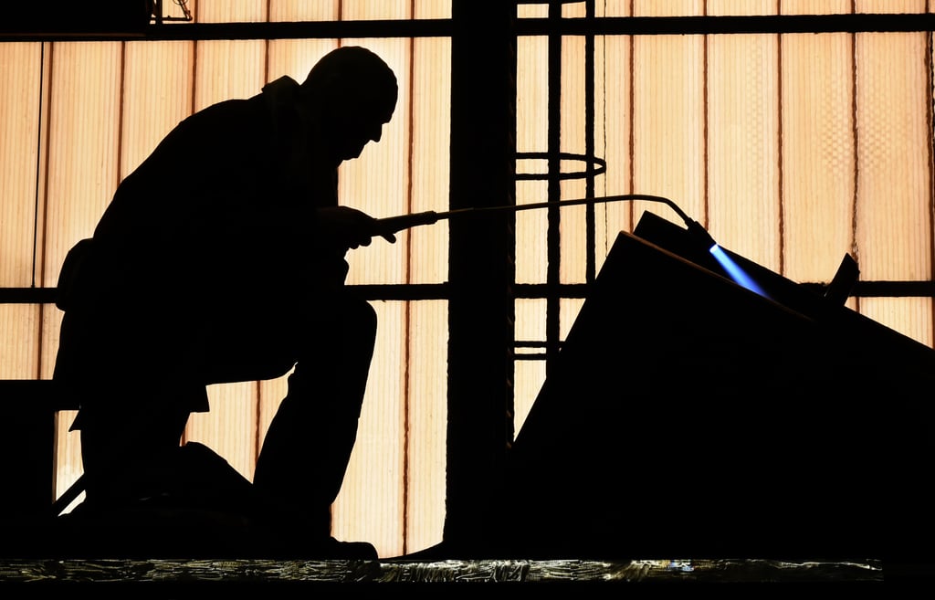 Ein Schweißer arbeitet an einem Brückenteil: Viele ältere Handwerksmitarbeiter scheiden aktuell aus dem Beruf. Weil Nachwuchs fehlt, stellt sich für manche Firma die Existenzfrage. In Sachsen-Anhalt sind aktuell noch Hunderte Azubi-Stellen unbesetzt.