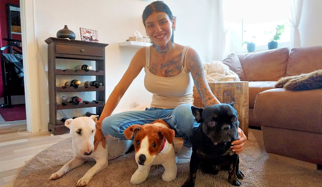 Antonia Markov mit den Hunden Ayla (l.) und Yuki sowie Plüschhündin Frieda