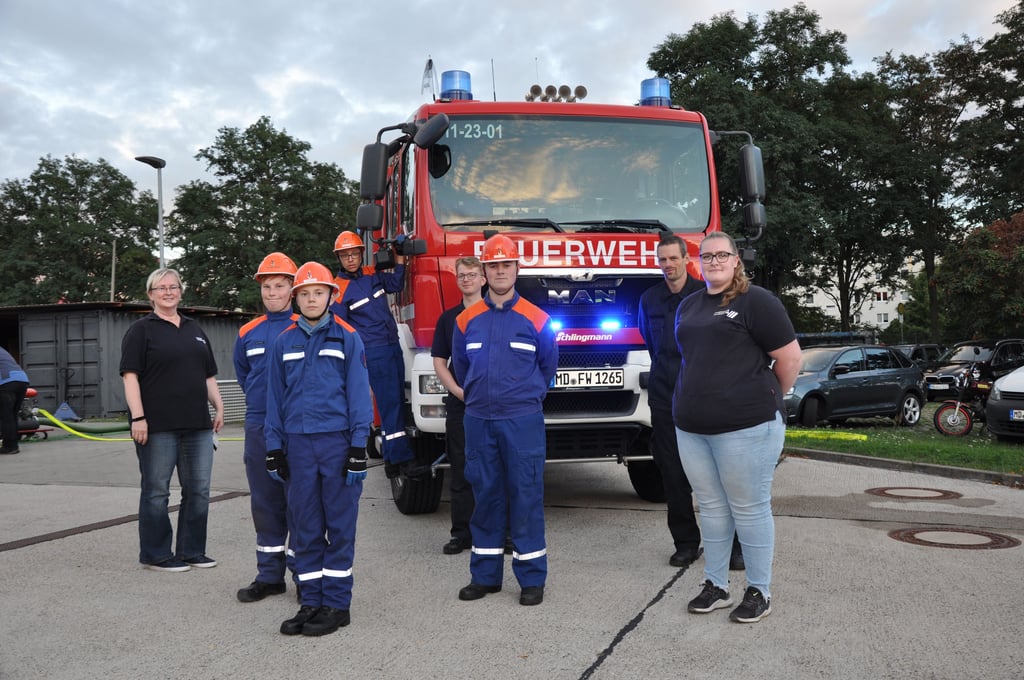 Stolze Nachwuchsretter und ihre Betreuer bei der Jugendfeuerwehr Magdeburg-Olvenstedt. Rund 80 Kinder und Jugendliche werden hier von Erwachsenen im Ehrenamt ausgebildet.