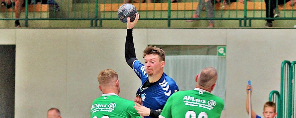 Lucas Marschall (M.) und die TSG Calbe müssen sich mit reichlich Einsatz durch die gegnerische Abwehr kämpfen, um zu punkten.