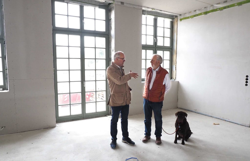 Dirk und Manfred Junicke (von links) in einer der künftigen Wohnungen im Seitenflügel. Die Tür wird später auf einen Balkon mit Blick zum Garten auf der Hofseite führen.