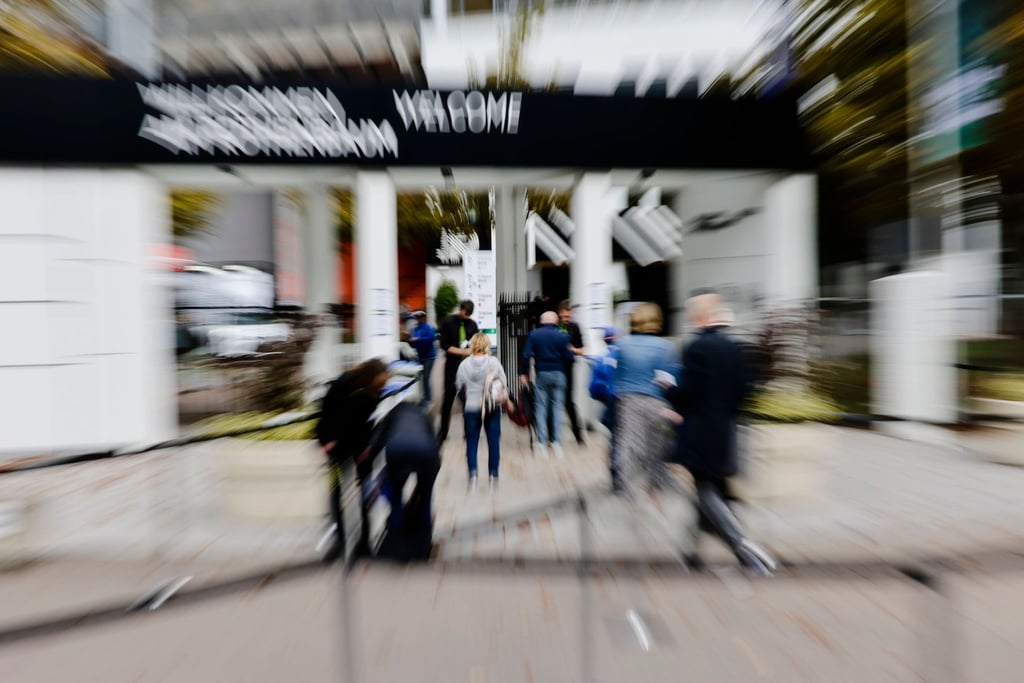Zuschauer betreten die Anlage am Hamburger Rothenbaum.
