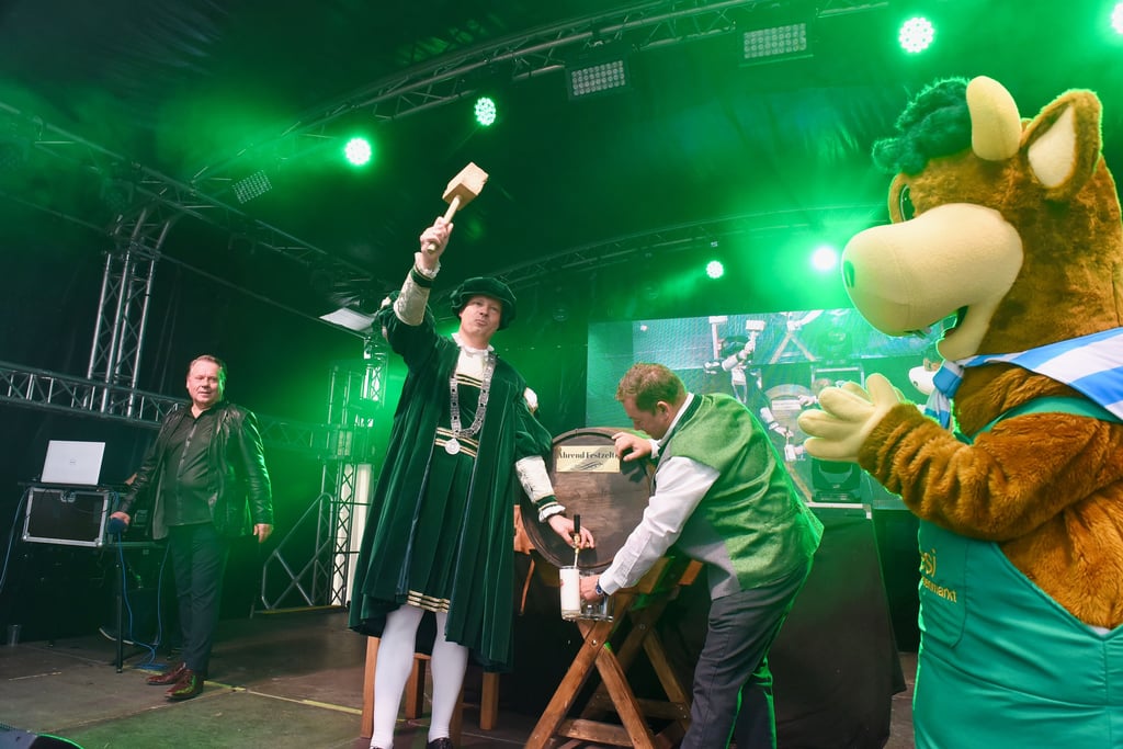 Festbieranstich durch Bürgermeister Carsten Staub und Stargast Nino de Angelo.